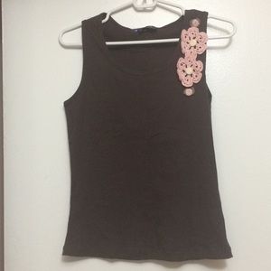 Vintage-style tank top with knit flowers